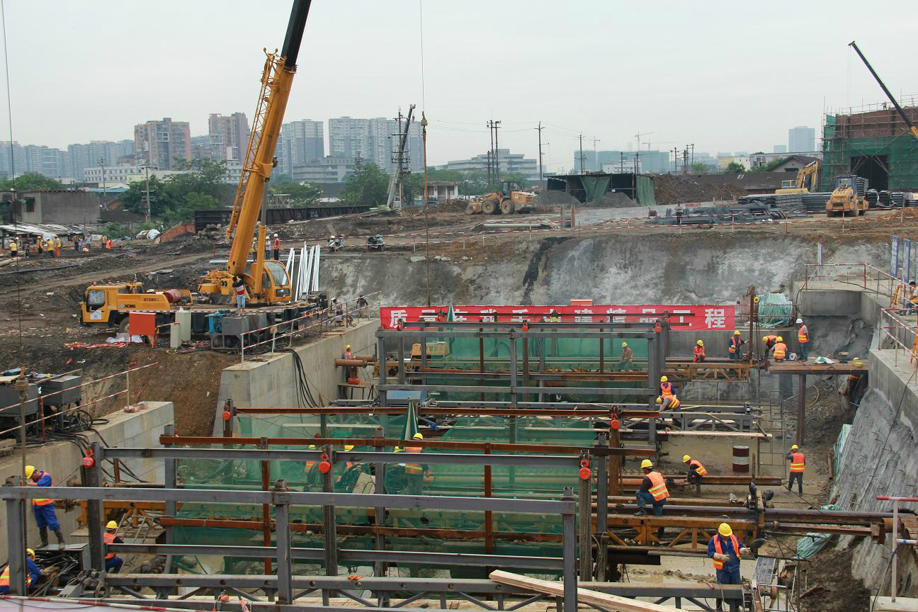 多臺鉆機.JPG 多臺鉆機.JPG